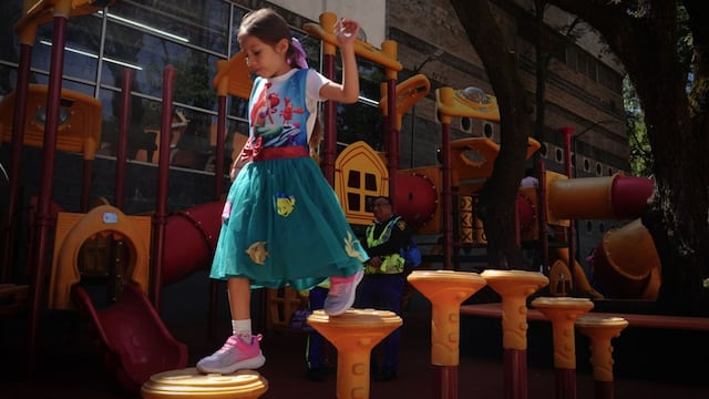 Una niña juega durante la inauguración del Parque Alegria Cri-Cri en la Alcaldía Magdalena Contreras
