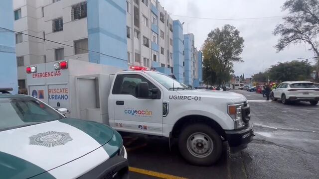 Hallan tres muertos dentro de unidad habitacional en Coyoacán