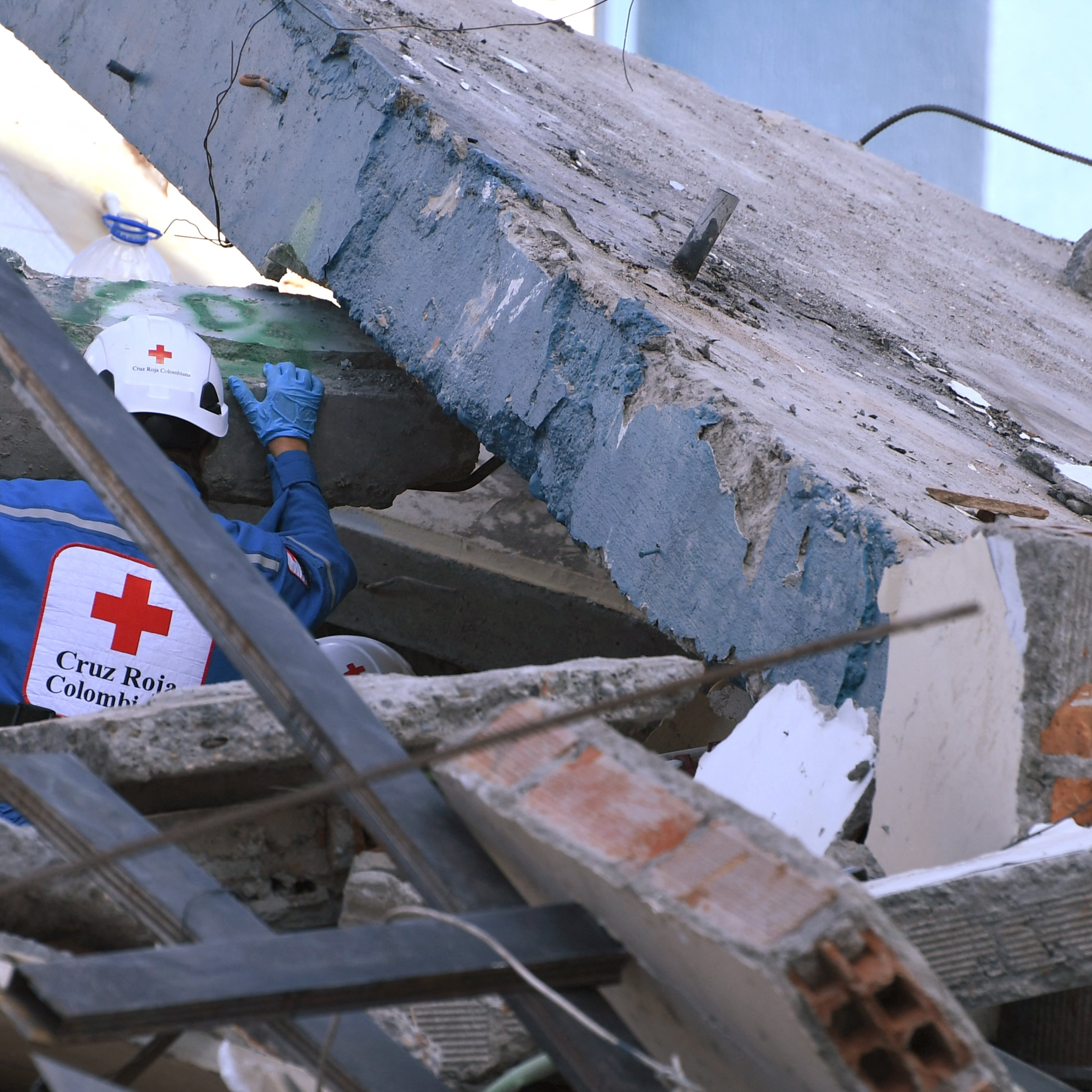 Terremoto de 7.4 deja 132 muertos y más de 570 heridos en Colombia
