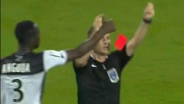 VIDEO: Jugador roba tarjeta roja al árbitro para evitar expulsión de su compañero