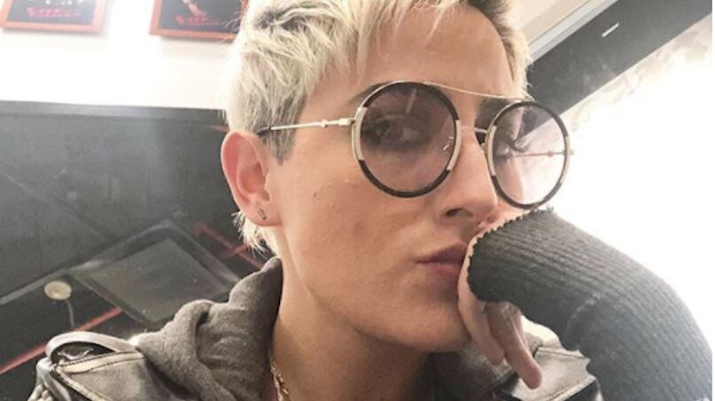 A Maca Carriedo le “dio calor” y mejor se rapó la cabeza (FOTO)