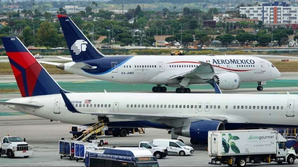 Mientras la aviación norteamericana colapsa, Delta y Aeroméxico contraatacan