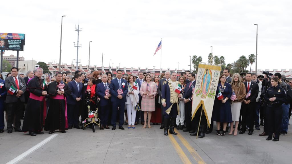 Autoridades de todos los niveles de las dos naciones se encontraron en el puente.