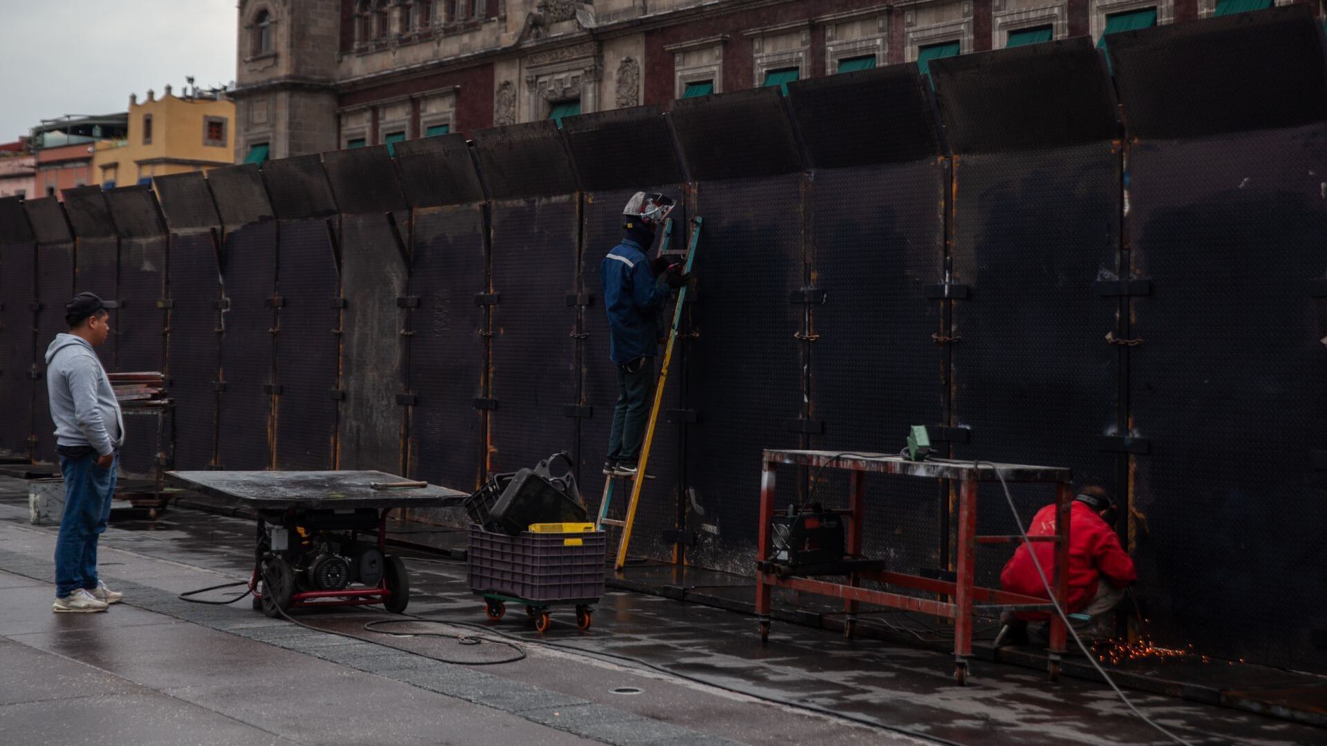 Palacio Nacional se prepara con vallas por aniversario del caso Ayotzinapa