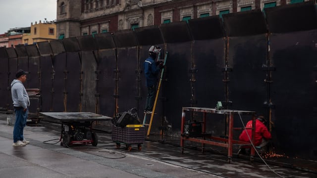 Refuerzan seguridad alrededor de Palacio Nacional a un día de la marcha por Ayotzinapa.