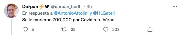 Hugo López-Gatell auxilia a joven que se convulsionaba en un cine; lo llaman "héroe"