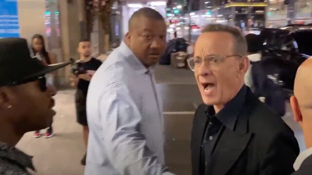 Tom Hanks les grita a sus fans por empujar a su esposa