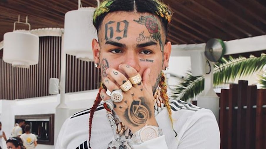 6ix9ine sorprende a su mamá con lujoso regalo y unos cuantos fajos de billetes