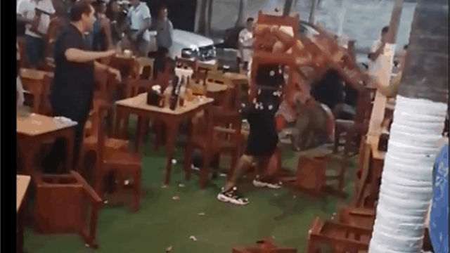 Aficionados Cruz Azul protagonizan sillazos en Veracruz