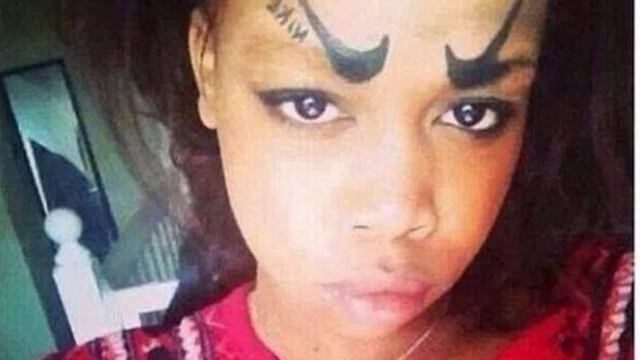 La moda de las cejas rasuradas (Fuertes imágenes)