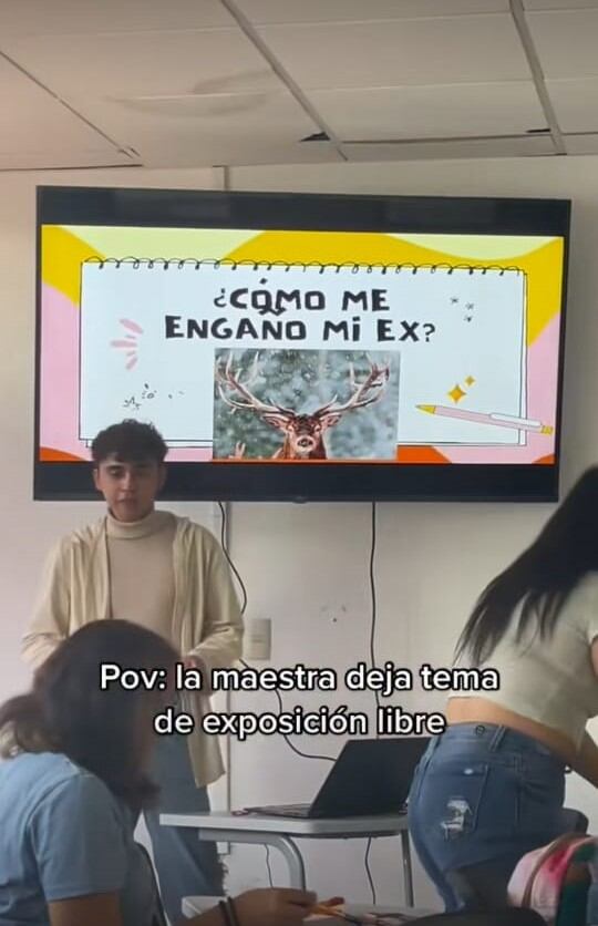 Estudiante exponiendo en clase cómo lo engañó su ex