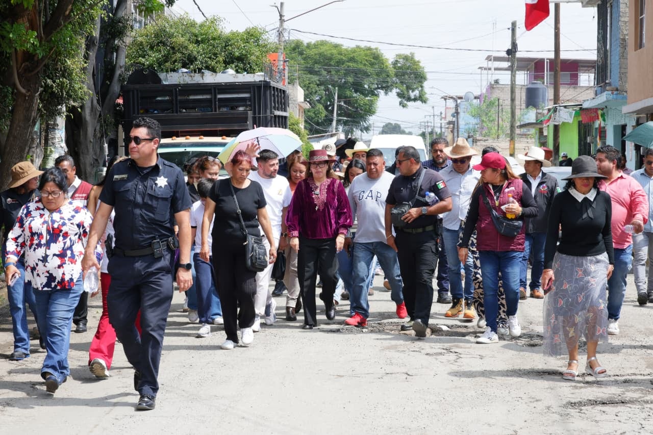 Azucena Cisneros inaugura calle Sinaloa