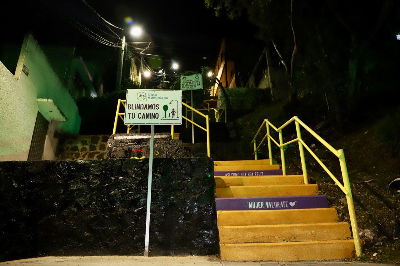 Lía Limón entregó camino blindado 17