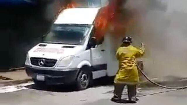 Vehículo incendiado