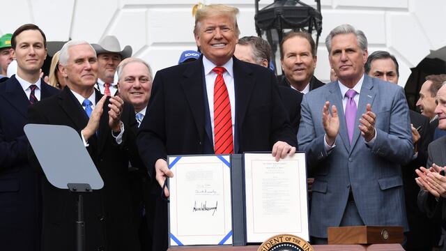 El presidente de Estados Unidos, Donald Trump, firma el T-MEC