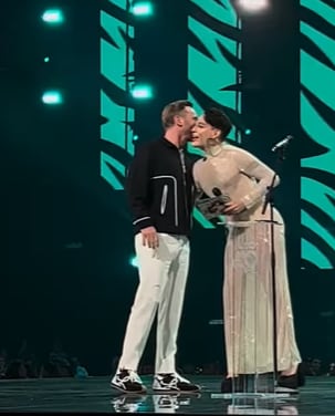Kunno y David Guetta al momento del "beso" fallido.