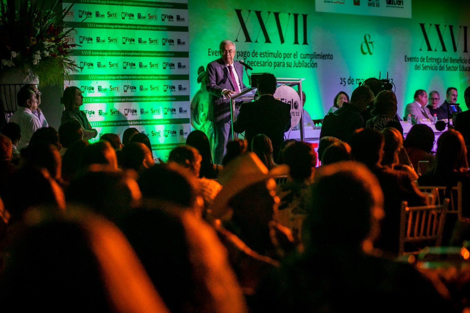 Rubén Rocha entrega estímulos económicos a maestros de Sinaloa