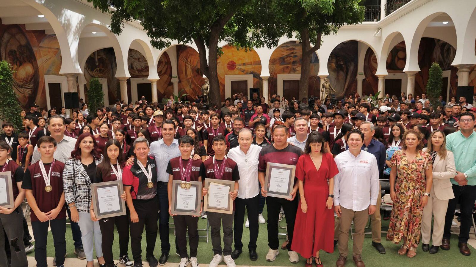 Alfonso Durazo entrega becas a medallistas de los Juegos Deportivos Nacionales de Educación Básica