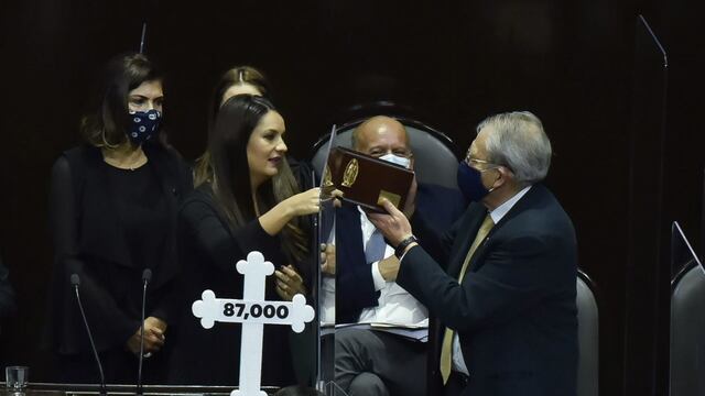 Entregan urna a Jorge Alcocer