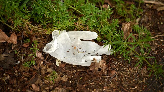 Guantes de plástico