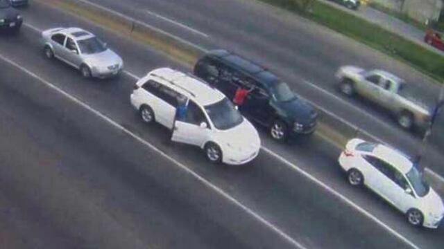 En redes sociales circula una imagen captada por cámaras de vigilancia que muestra el momento en que el diputado federal Gabriel Gómez Michel fue levantado por un comando armado. Foto/Especial