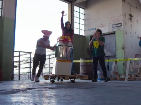 "Qué huevos Sofía”, película con Ricardo Peralta y Sergio Mayer