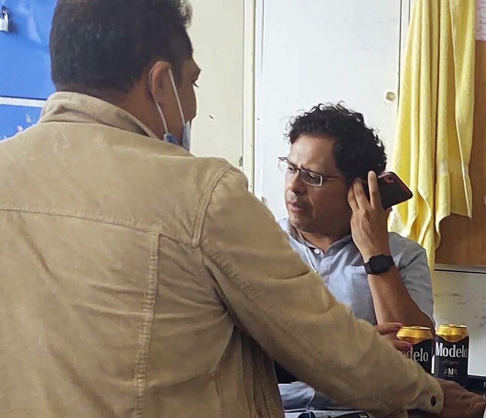 Adrián Osnaya Torales y Salvador Mendoza Zamora, tomando cerveza en horario laboral