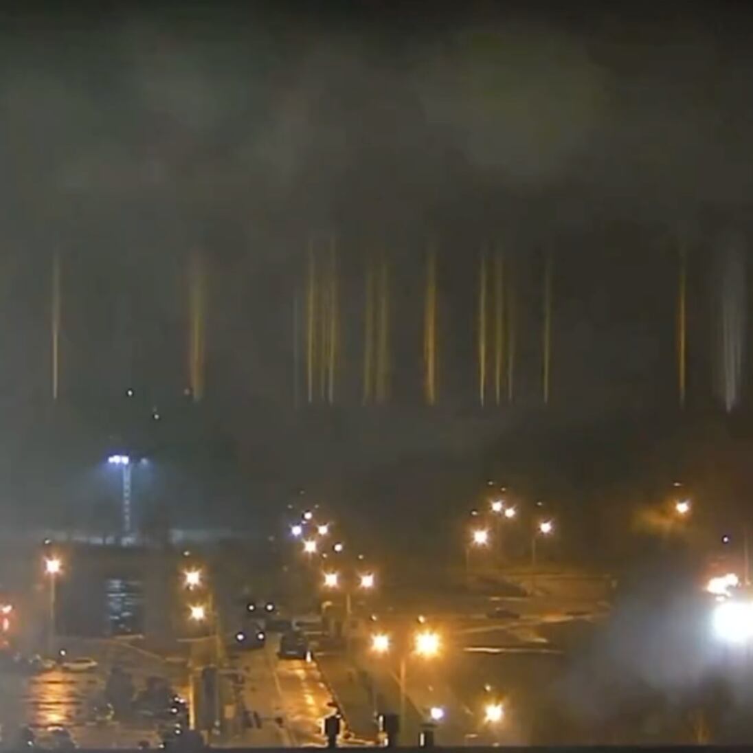 Ucrania: Planta nuclear se incendia; piden a Rusia cese al fuego para evitar una explosión