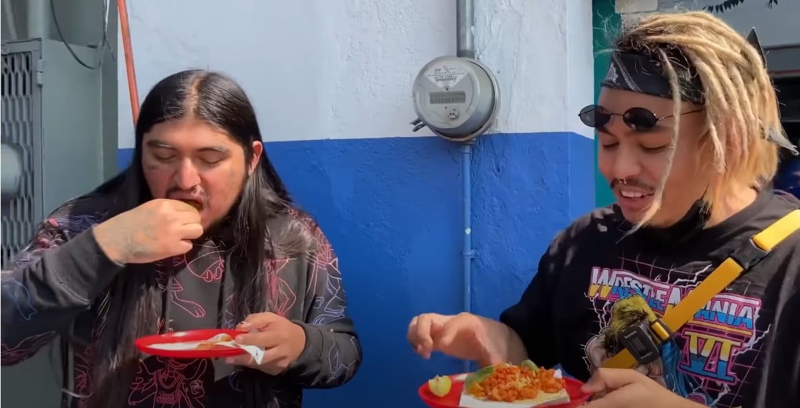 Carlos Ballarta y Lalo Elizarrarás comiendo tacos en la CDMX