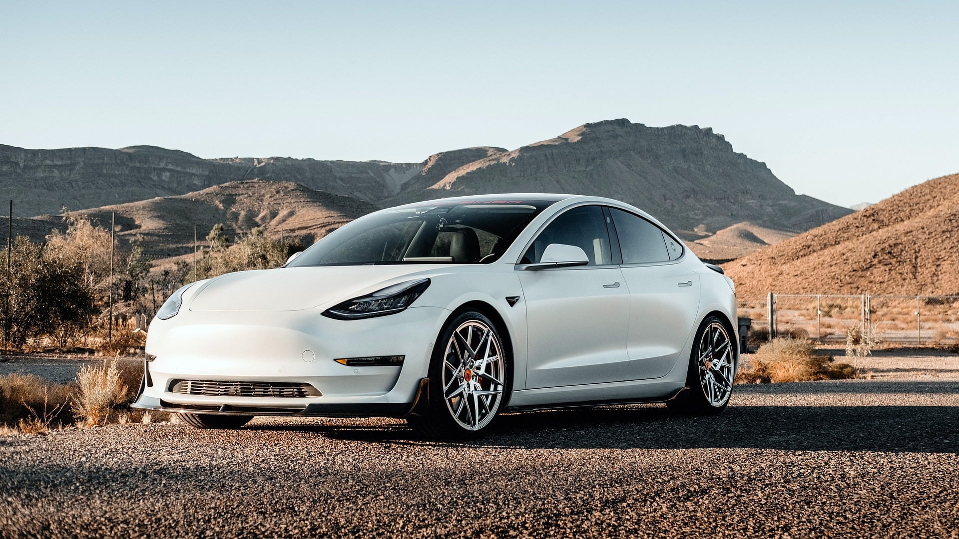 Tesla se lleva ‘raspón’ financiero por arranques de Elon Musk y Donald Trump
