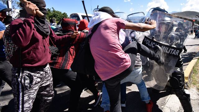 Normalistas de Ayotzinapa se enfrentaron a elementos de la Guardia Nacional y Policía Estatal