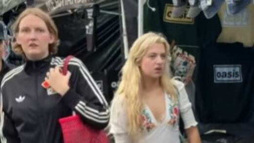 Anaïs Gallagher, hija de Noel Gallagher, compró merch de Oasis afuera del Estadio GNP Seguros