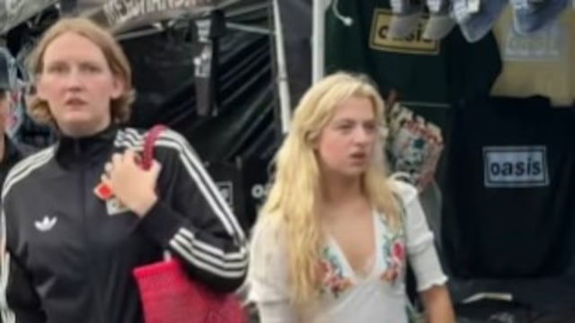 Anaïs Gallagher, hija de Noel Gallagher, compró merch de Oasis afuera del Estadio GNP Seguros