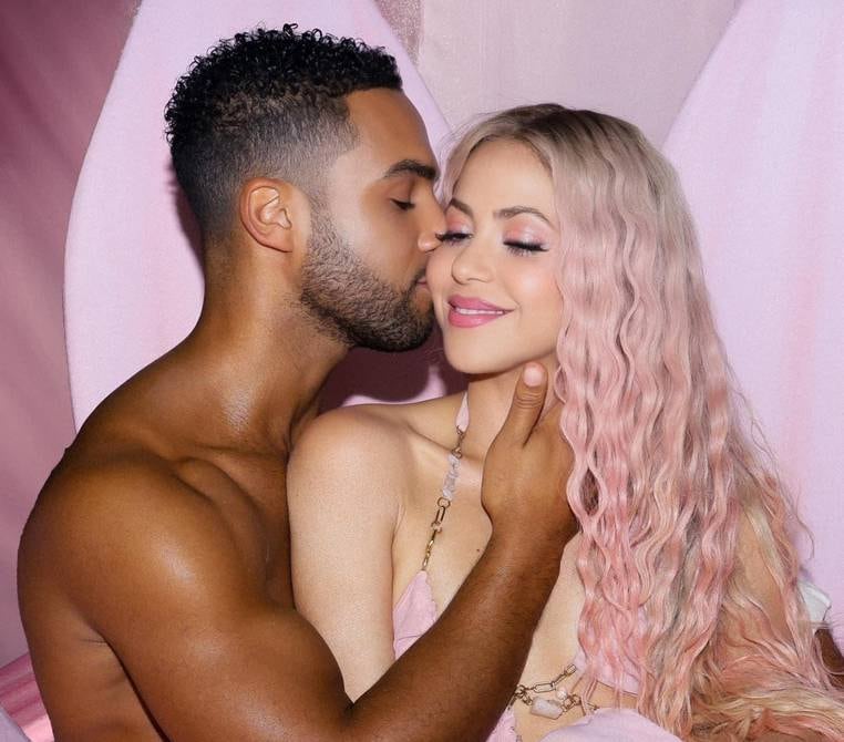 Shakira ft Cardi B estrenan “Puntería” con un video musical fantasioso donde Lucien Laviscout se llevó más de una caricia