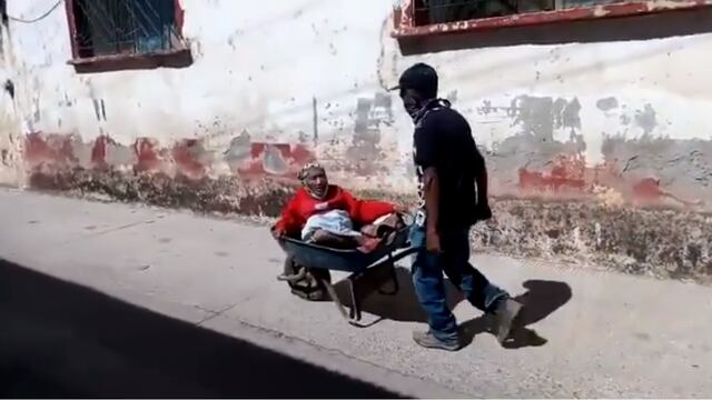 Mujer transportada en carretilla