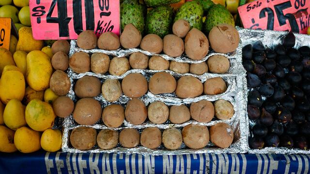 Fruta del chicozapote exhibida en un mercado