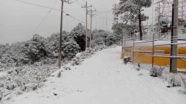 El cerro de Jocotitlán se cubrió de blanco tras la caída de nieve en la zona del Estado de México