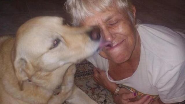 Suzan Marciano y su perrito