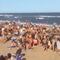 Policía dispersa a jóvenes en playa de Argentina