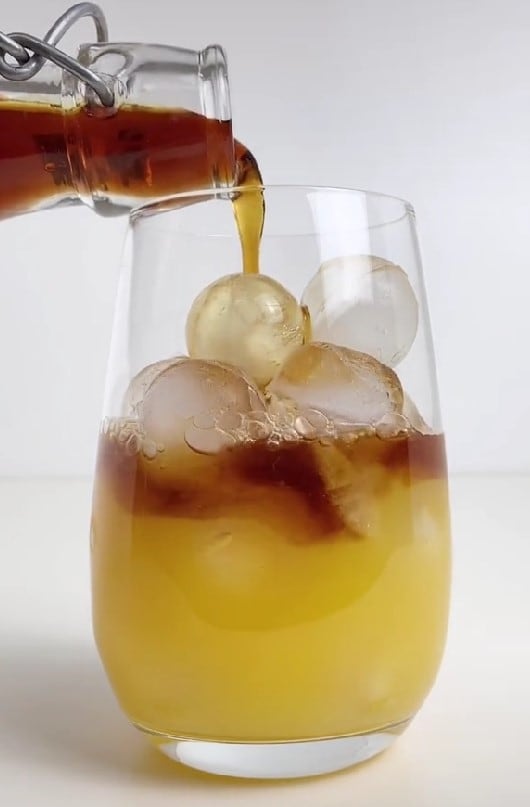 Jugo de naranja con café