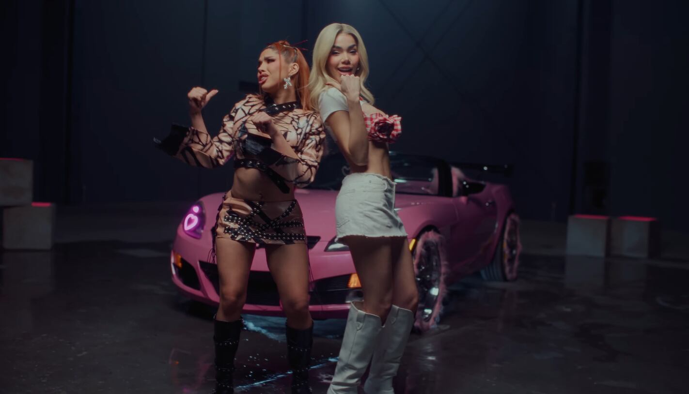 Kenia Os con Yeri Mua en su video oficial de Mamita Rica.