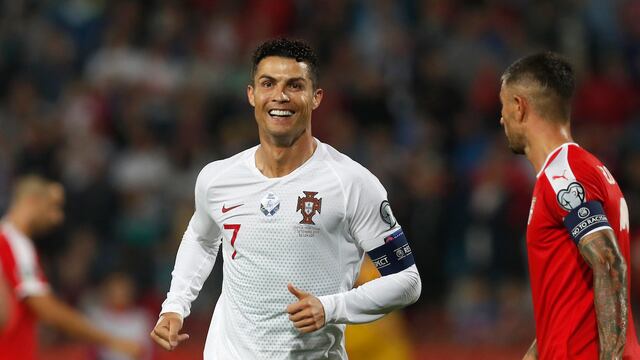 Cristiano marcó el tercer tanto en la goleada frente a Serbia