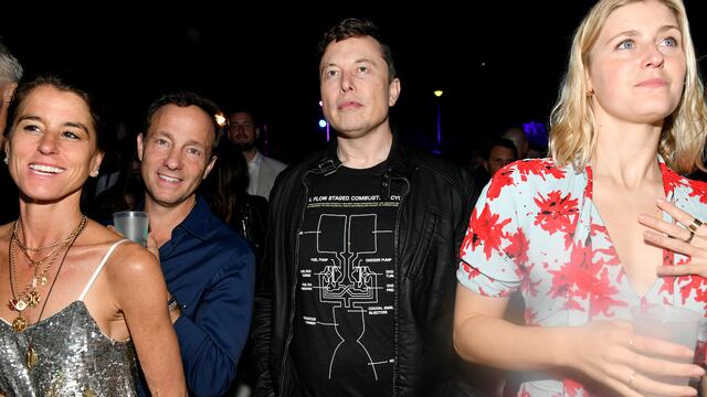Elon Musk (centro, de negro) en una fiesta en Miami, Florida