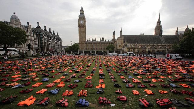 2.500 chalecos salvavidas, usados por los refugiados, durante el trayecto de Turquía a la isla griega de Chios, se muestran en la Plaza del Parlamento en el centro de Londres durante una sesión fotográfica para resaltar el número de refugiados que han muerto tratando de llegar a Europa desde el 2015.
