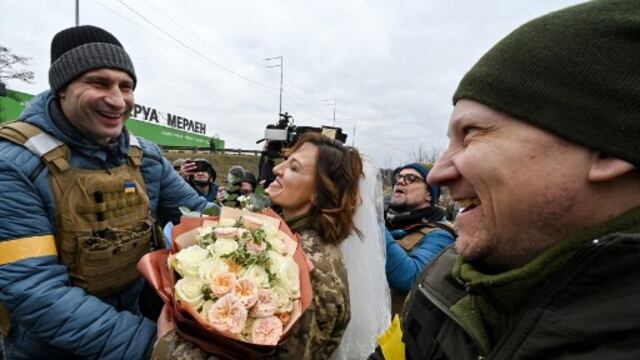 Guerra Rusia Ucrania: pareja de militares ucranianos se casa en punto de control de Kiev