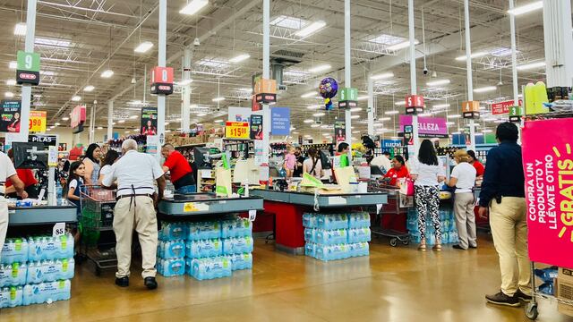 Largas filas en los supermercados por la llegada de la tormenta tropical Alberto