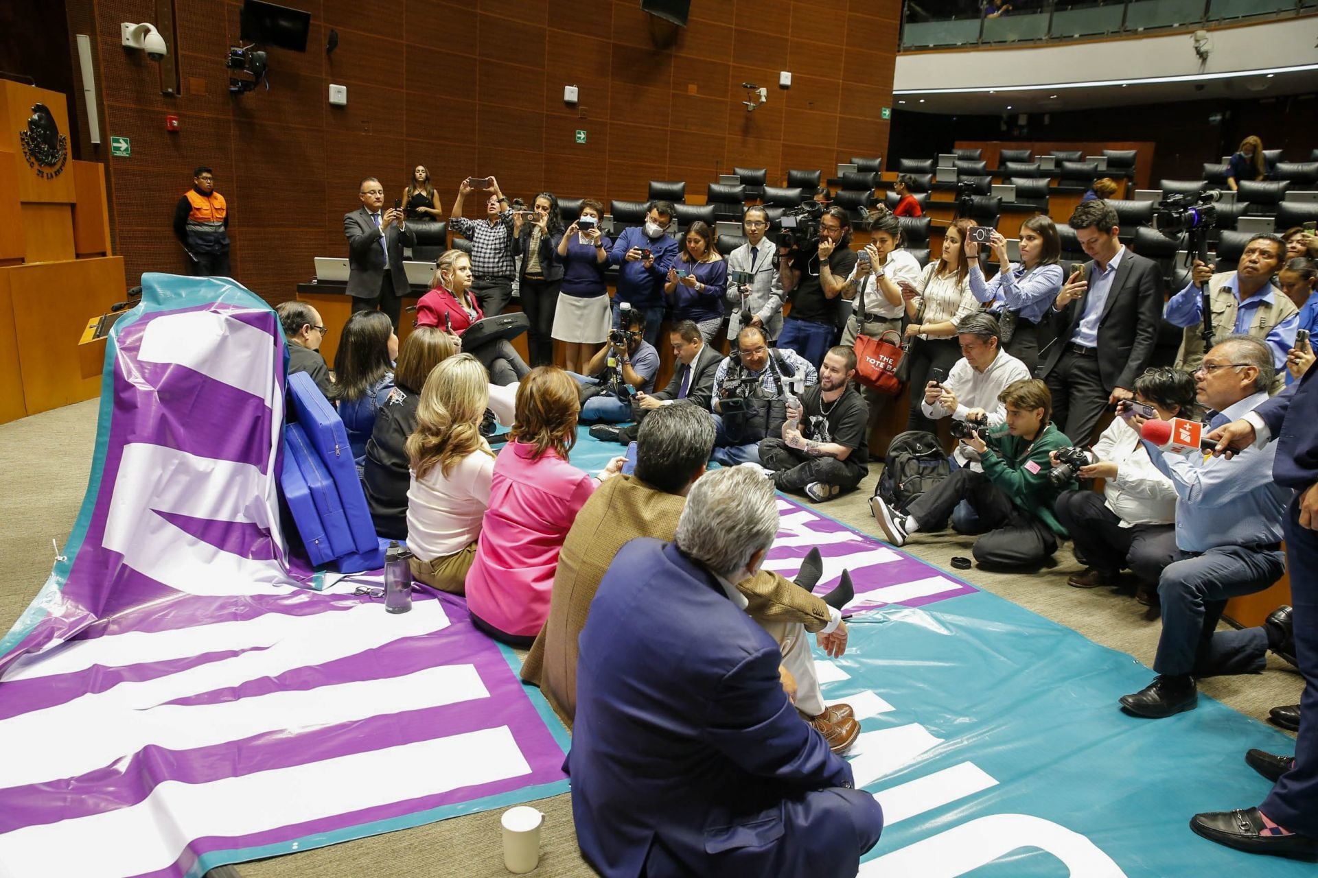 Toma de la tribuna en el Senado