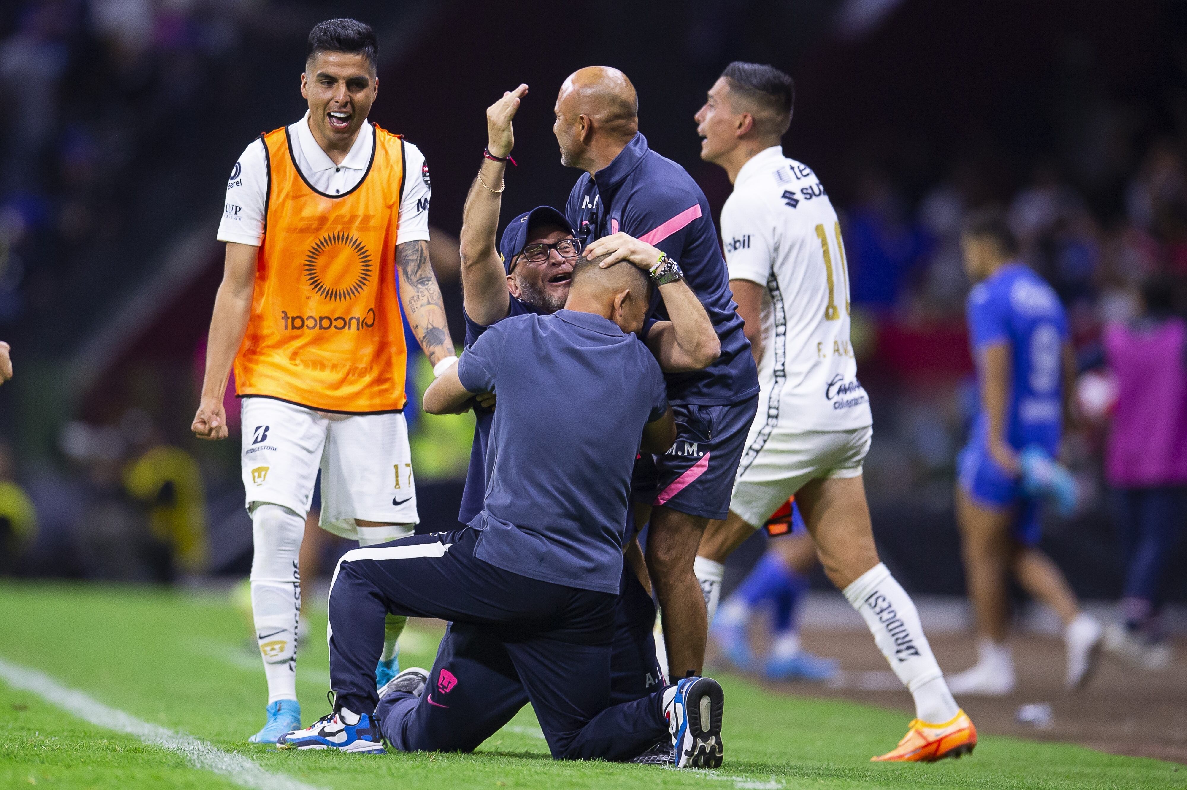 Andres Lillini, técnico de los Pumas, celebra el pase a la final