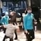 Neymar Jr.: Fans burlan su seguridad y arrollan al brasileño