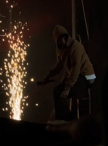 Natanael Cano sufre caída desde el escenario en concierto de Metepec